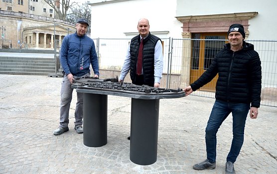 Maik Angelstein, l., Ulf Sander, r. , B&uuml;rgermeister Steffen Grimm &uuml;bergibt Bronzemodell an die Stadt Sondershausen (Foto: Stadtverwaltung Sondershausen)