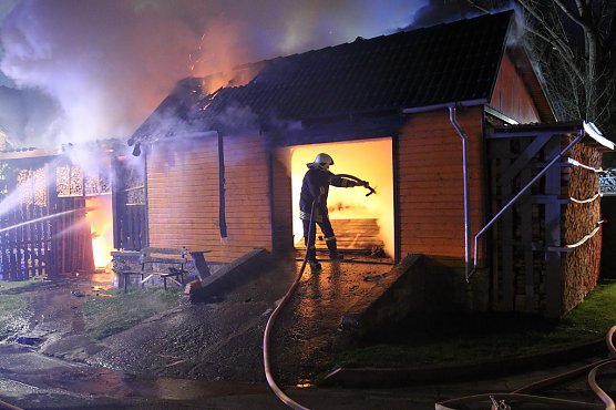 Garagenbrand in Feldengel (Foto: S. Dietzel)