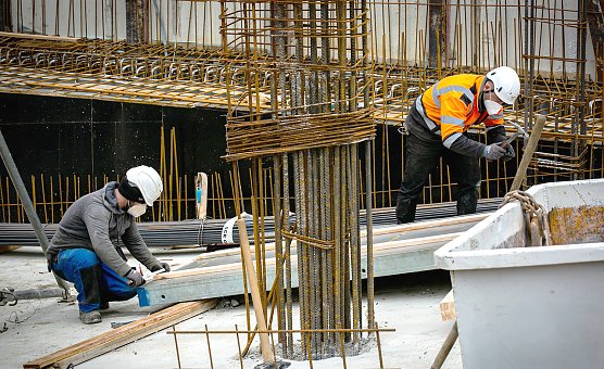 Bauarbeiter k&ouml;nnen kein Homeoffice machen � und tragen auch ohne Pandemie ein erh&ouml;htes  Risiko, im Job zu erkranken oder zu verungl&uuml;cken. Die IG BAU fordert mehr Anstrengungen beim  betrieblichen Arbeitsschutz. (Foto: IG Bau Nordth&uuml;ringen)