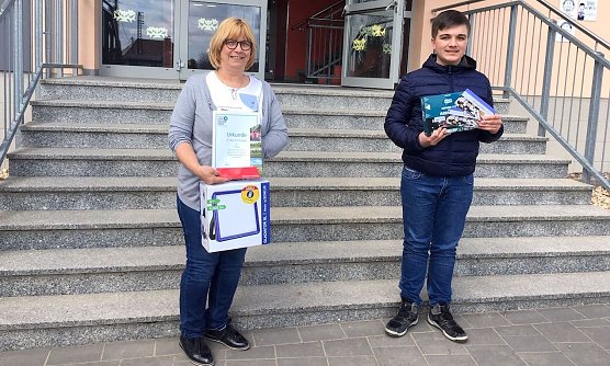  v.l.Frau Wilke (Schulleiterin der TGS Oldisleben mit dem stolzen Gewinner Matteo Rieger (Foto: TGS Oldisleben)