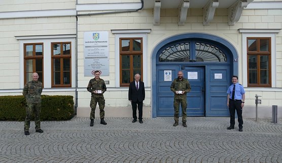 Dank an die Soldaten f&uuml;r die Hilfe im Testmobil- Dr. Thiele (Mitte) (Foto: Landratsamt Sondershausen)