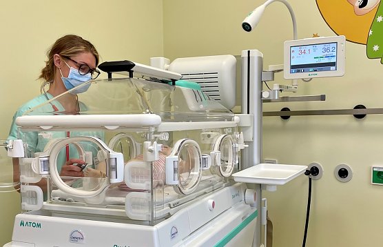 Intensiv-Inkubator-Einheit für die Kleinsten im KMG (Foto: KMG Kliniken Beteiligungs GmbH) Intensiv-Inkubator-Einheit für die Kleinsten im KMG (Foto: KMG Kliniken Beteiligungs GmbH)