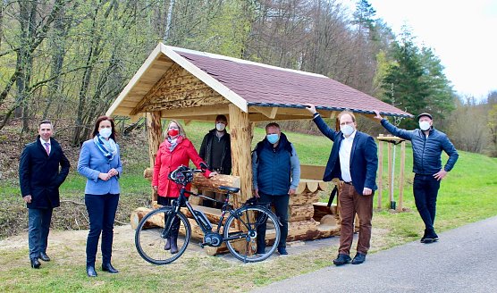 vl. Rene' Leipnitz (Vorstandsmitglied der Kyffh&auml;usersparkasse); Landr&auml;tin Antje Hochwind-Schneider; Dagmar Sonneck (Kundenberaterin Kyffh&auml;user Sparkasse); Herr J&auml;ger; J&uuml;rgen Rauschenbach (FAU); Hans-Christoph Schmidt (Chef Stadtwerke Sondershausen); Marco Wohlenberg (Koordinator Stadtradeln).  (Foto: Eva Maria Wiegand)