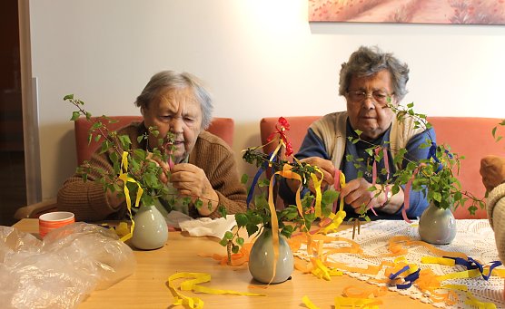 Maibaumschmücken in der AWO Seniorenresidenz-Haus am Wippertor (Foto: Katrin Busch) Maibaumschmücken in der AWO Seniorenresidenz-Haus am Wippertor (Foto: Katrin Busch)