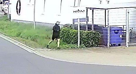 Gesuchter mutmaßlicher Täter auf Überwachungsvideo (Foto: LKA Thüringen) Gesuchter mutmaßlicher Täter auf Überwachungsvideo (Foto: LKA Thüringen)