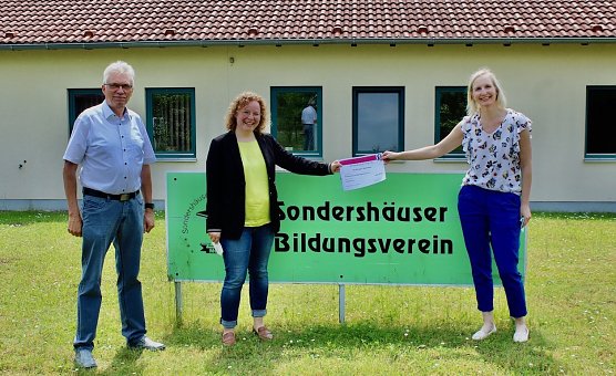 v.l.Hartmut B&auml;rwinkel (1. Vorsitzender); Franziska Baum (FDP) Abgeordnete des Th&uuml;ringer Landtages; Frau Ariana Schr&ouml;ter-Gesch&auml;ftsf&uuml;hrerin des Sondersh&auml;user Bildungsvereins (Foto: Eva Maria Wiegand)