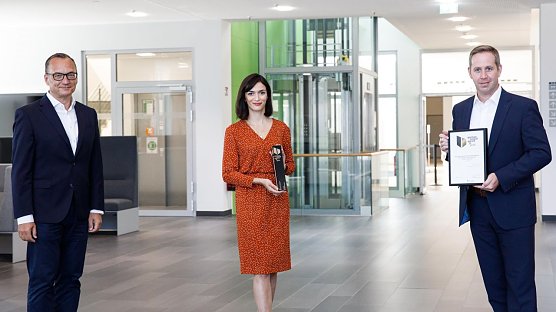 Von links: Chief Marketing Officer Christian Sallach, Marketing Managerin Sonja Karak und Vice President Marketing Management Marc G&ouml;tte freuen sich &uuml;ber den erneuten Gewinn des German Brand Awards. (Foto: WAGO)