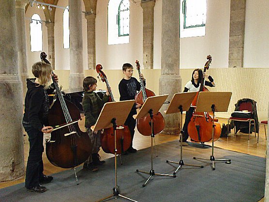 Kontrabasskurs Landesmusikakademie Th&uuml;ringen (Foto: Karin Kie&szlig;ling)