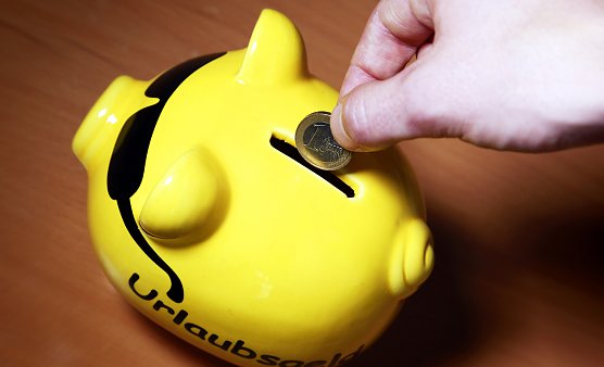   Sparen f&uuml;r den Urlaub: F&uuml;r viele Menschen steht die erste Auszeit seit Beginn der Corona-Pandemie an � ein Urlaubsgeld ist da besonders willkommen. Die Gewerkschaft NGG r&auml;t Besch&auml;ftigten dazu, ihre aktuelle Lohnabrechnung auf die Sonderzahlung zu pr&uuml;fen. (Foto: NGG)