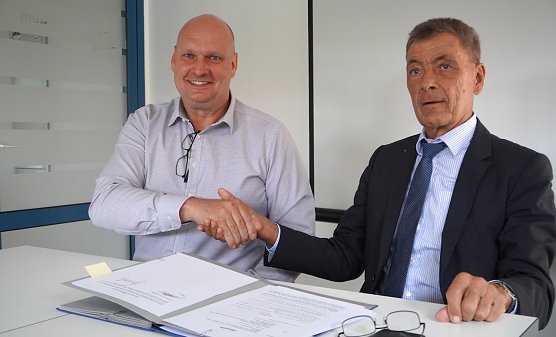 v.l. Bürgermeister Steffen Grimm; Bernd Schultheis (Foto: Alexander Strien) v.l. Bürgermeister Steffen Grimm; Bernd Schultheis (Foto: Alexander Strien)