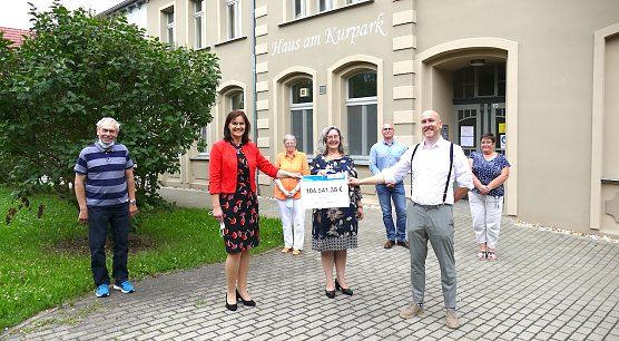 v.l.vorne Landr&auml;tin Antje Hochwind-Schneider (SPD); Th&uuml;ringer Ministerin Heike Werner (LINKE); Andreas Blume-Strotzer (Sozialplaner im Landesprogramm Solidarisches Zusammenleben)  (Foto: Landratsamt Sondershausen)
