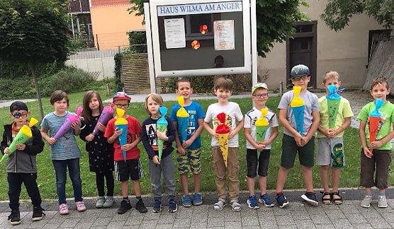 "Zuckert&uuml;tenkinder" vor dem Haus Wilma (Foto: Katrin Milde)