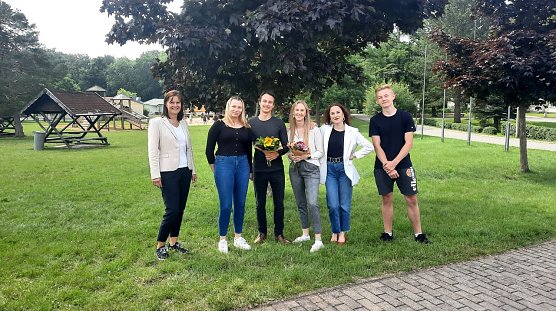 1.v.l. Landr&auml;tin Antje Hochwind-Schneider (SPD); 4.v.l. Tanja Henze (gew&auml;hlte Vorsitzende Jugendparlament); 3.v.l. Kevin Bal&szlig;uweit  (Stellvertreter) (Foto: Landratsamt Sondershausen)