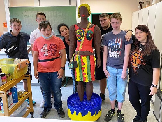 Sch&uuml;ler der Klasse 10 LF und Kunstlehrerin Frau F&ouml;rster mit ihrer Abschlussarbeit. Frei nach den Plastiken der K&uuml;nstlerin Niki de Saint Phalle entstand die Plastik DAGGI als Dankesch&ouml;n an ihre Klassenlehrerin, W&uuml;rdigung aller an der Bildung beteiligten P&auml;dagogen und Erinnerung an die tolle Schulzeit. (Foto: G. Garthof)