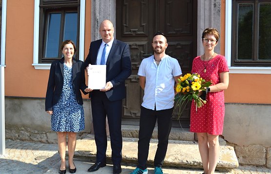 v.l. Beatrix Schwarze (Gesch&auml;ftsf&uuml;hrerin Verein Familiengerechte Kommune);  B&uuml;rgermeister Steffen Grimm;  Andy Flehmig und Mareen Biedermann (Projektleiter), bei der &Uuml;bergabe des Zertifikates Familiengerechte Kommune). (Foto: Stadtverwaltung Sondershausen)
