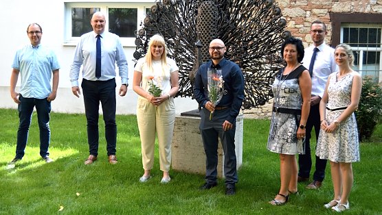 Personalratsvorsitzender Sebastian Staudter (links), B&uuml;rgermeister Steffen Grimm (2.v.l.),  Fachbereichsleiter der Zentralen Verwaltung Stefan Aschenbr	enner (h.r.), Ausbildungsleiterin Silke  Kitscha (2.v.r.) und Personalleiterin Diana K&ouml;nig (rechts) nahmen die Auszubildenden bei der  Stadtverwaltung Sondershausen herzlich in Empfang. (Foto: Stadtverwaltung Sondershausen)