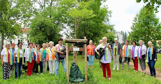 Frankenh&auml;user Frauenchor bei der Einweihung "Ihres Geweihbaumes" (Foto: Eva Maria Wiegand)