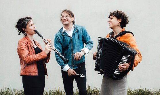 Kulturspaziergang mit musikalischer Begleitung (Foto: Kulturrat Thüringen) Kulturspaziergang mit musikalischer Begleitung (Foto: Kulturrat Thüringen)
