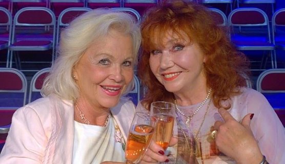 Dorit G&auml;bler und Regina Thoss plaudern aus dem DDR-Fernseh-N&auml;hk&auml;stchen (Foto: Agentur)