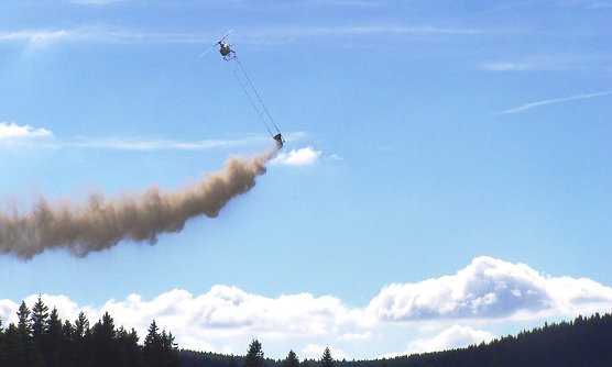 Keine Waldd&uuml;ngung, sondern eine Bodenschutzkalkung: F&uuml;r Mensch und Tier ungef&auml;hrlich, f&uuml;r den Waldboden eine Kurpackung (Foto: Dr. Horst Spro&szlig;mann)