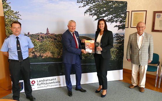 v.l.Kreisbrandmeister Jonas Weller; Uwe Peters (Kyffh&auml;usersparkasse); Landr&auml;tin Antje Hochwind-Schneider; Dr. Thiele (Foto: Landratsamt Sondershausen)