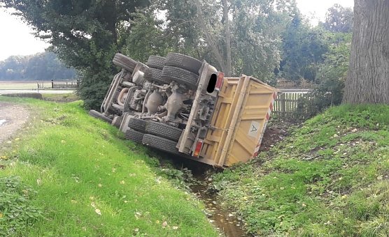 Umgekippter Kieslaster bei Udersleben (Foto: Freiwillige Feuerwehr Bad Frankenhausen)