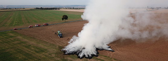 Brennende Strohballen zwischen Holz- und Kirchengel (Foto: S. Dietzel) Brennende Strohballen zwischen Holz- und Kirchengel (Foto: S. Dietzel)