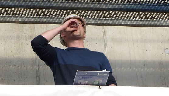 Polier der bauausf&uuml;hrenden Firma aus Greu&szlig;en beim Richtspruch (Foto: nnz)