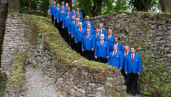 M&auml;nnergesangsverein Holzsu&szlig;ra unter der Leitung von Alec Otto (Foto: Katja Marsell)