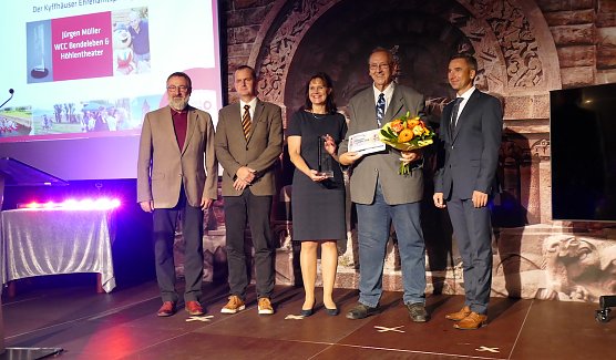 5. Ehrenamtsgala im Kyffh&auml;userkreis-Landr&auml;tin Antje Hochwind-Schneider ehrt J&uuml;rgen M&uuml;ller aus Rottleben f&uuml;r sein &uuml;ber 50 Jahre andauerndes, vielf&auml;ltiges Engagement  (Foto: LRA Sondershausen)