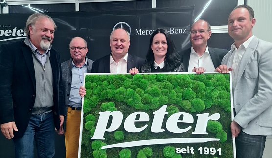 Von links: Erik Wakolbinger (Key Account Management der Dekra),  Prof. Hannes Brachat, Herausgeber der Fachzeitschrift "Autohaus", Helmut Peter, Christina Dost,  Ralf M. Meunzel, Chefredakteur "Autohaus" und Andreas Peter (Foto: nnz)