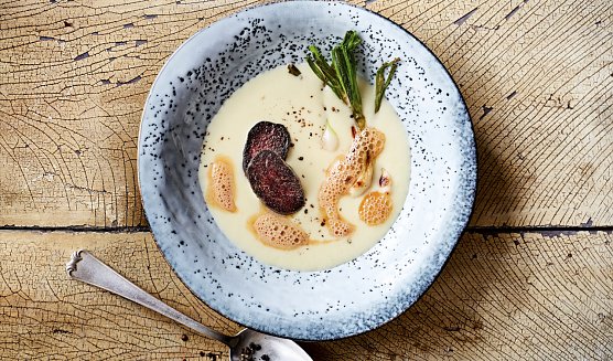 Sorgt f&uuml;r den gro&szlig;en Auftritt: Die Kartoffel-Pastinaken-Suppe mit Apfelschaum schmeckt besonders fein und l&auml;sst sich einfach und schnell zubereiten. (Foto: FOODBOOM GmbH)