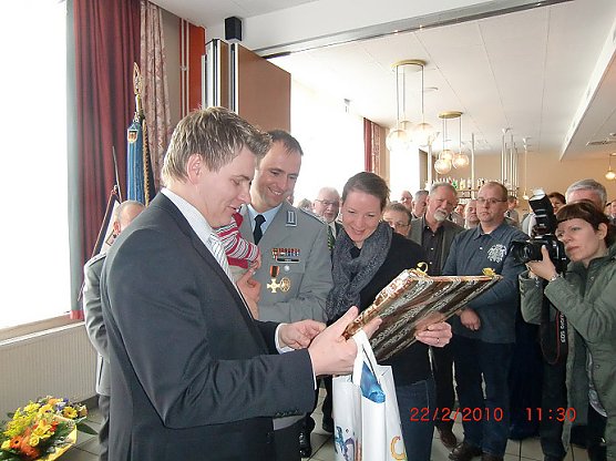Führungswechsel bei Bundeswehr Bad Frankenhausen (Foto: Peter Möbius) Führungswechsel bei Bundeswehr Bad Frankenhausen (Foto: Peter Möbius)