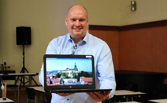 B&uuml;rgermeister Grimm stellt den neuen Imagefilm vor (Foto: Eva Maria Wiegand)