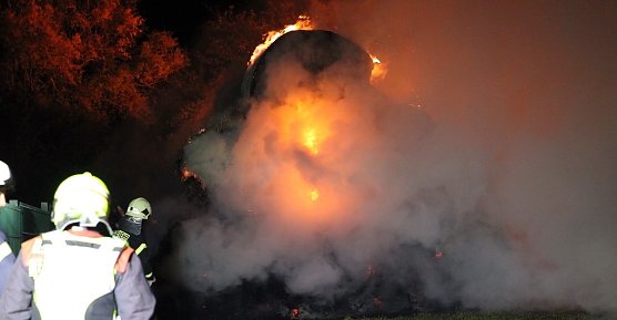 Brandstiftung:Strohballen in Kirchengel angez&uuml;ndet (Foto: S.Dietzel)