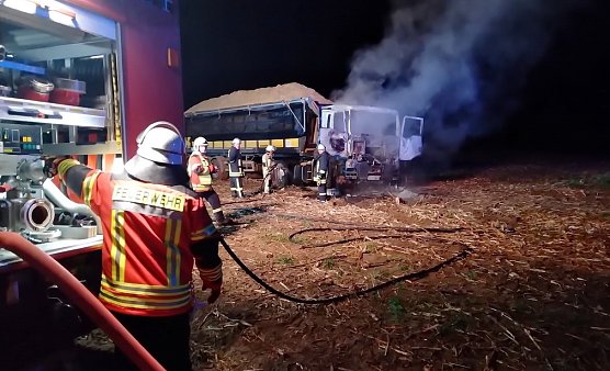 LKW-Brand auf einem Feld (Foto: S.Dietzel)