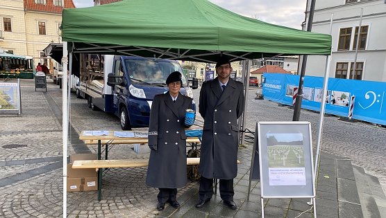 Die Bundeswehr sammelt f&uuml;r die Kriegsgr&auml;berf&uuml;rsorge auf dem Marktplatz in Sondershausen (Foto: Bundeswehr Sondershausen)