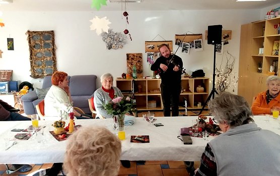 5. Geburtstag in der Tagespflege in Ebeleben. Fabian Fromm begeistert mit seiner Geige (Foto: Diakonie Novalis)