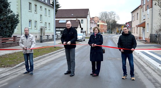 B&uuml;rgermeister Steffen Grimm er&ouml;ffnet den 2. Bauabschnitt der Martin-Andersen-Nex&ouml;-Stra&szlig;e beendet (Foto: Stadtverwaltung Sondershausen)
