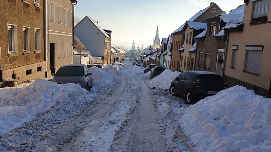 Wandern unter erschwerten Bedingungen: Geschlossene Gastst&auml;tten und Frost bis -22 Grad. Beim 38. S&uuml;dharz-Hunderter erreichten Bodo Schwarzberg und Lutz Hollerbuhl nach &uuml;berstandener eisiger Nacht am Morgen des 14. Februar 2021 die tief verschneite Lutherstadt Eisleben.  (Foto: B.Schwarzberg)