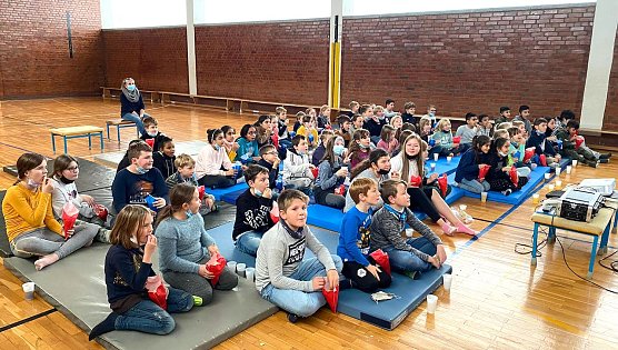 Turnhalle wird zum Kinosaal (Foto: Julia M&uuml;ller)