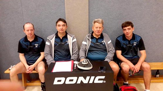 Tom Welzel, Nico Zuleger, Heiko B&ouml;rner und Hans-Reiner G&ouml;hring erk&auml;mpften gegen die Favoriten aus Schernberg und Greu&szlig;en jeweils ein 7: 7 Unentschieden (Foto: Hans-Reiner G&ouml;hring)