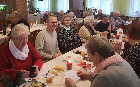 Im Wohnblock IV der Volksolidarität feierte man den Jahresabschluss mit Gästen (Foto: T. Leipold) Im Wohnblock IV der Volksolidarität feierte man den Jahresabschluss mit Gästen (Foto: T. Leipold)