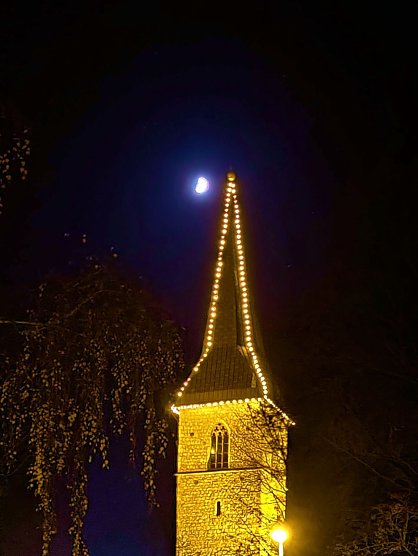 Mond und Petersbergturm strahlen um die Wette (Foto: P.Blei) Mond und Petersbergturm strahlen um die Wette (Foto: P.Blei)