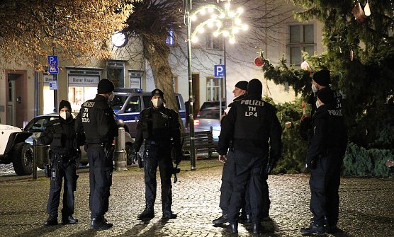 Polizeieinsatzkr&auml;fte heute Abend in Greu&szlig;en (Foto: S.Dietzel)