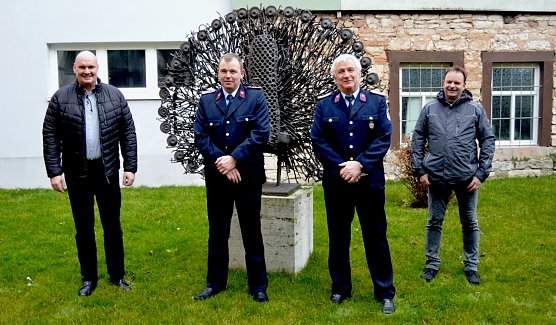 Markus P&ouml;&szlig;el (2.v.l.) ist neuer Stadtbrandmeister. B&uuml;rgermeister Steffen Grimm (l.) und der  Fachbereichsleiter f&uuml;r Bau & Ordnung, Karsten Kleinschmidt , (r.)  w&uuml;nschten dem neuen  Stadtbrandmeister viel Erfolg f&uuml;r die bevorstehenden Aufgaben und bedankten sich bei Frank Mei&szlig;ner (2.v.r.) f&uuml;r die die geleistete Arbeit in den vergangenen Jahren. (Foto: Stadtverwaltung Sondershausen)
