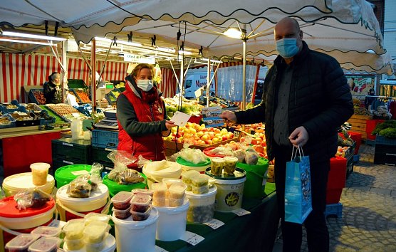 Der Sondersh&auml;user B&uuml;rgermeister Steffen Grimm dankt allen Markth&auml;ndlerinnen und Markth&auml;ndler f&uuml;r ihre Arbeit (Foto: Stadtverwaltung Sondershausen)