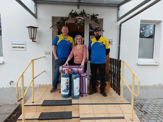 Die Kita "Rasselbande" bekam kurz vor Weihnachten Besuch von den Dartchaoten Oberspier (Foto: Thomas Peglow)