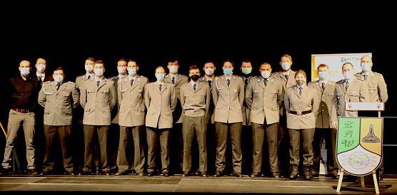 Sechzehn Soldatinnen und Soldaten erhalten Fachbriefe in der Rotbart Arena. "Auch unter der Maske strahlen gl&uuml;ckliche Gesichter: ..." (Foto: Marco M&uuml;ller)