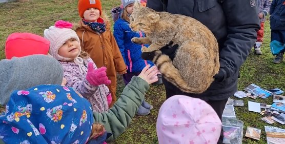 Natura 2000 in der Kita Sonnenschein in Bad Frankenhausen mit einem Modell einer Wildkatze (Foto: Heike Schindler)